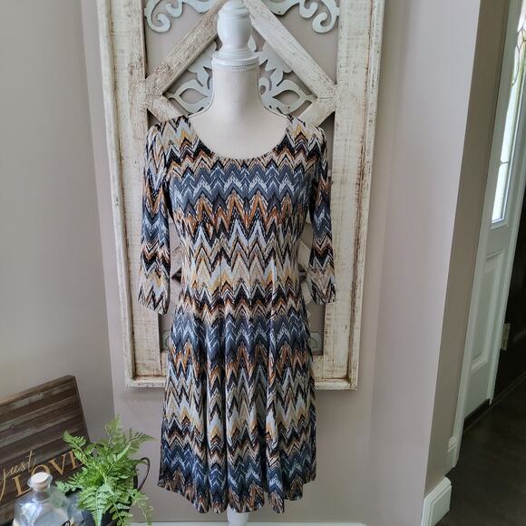 Rabbit Women's Petite 3/4 Sleeve Shift Midi Swing Dress Gray Gold Chevron Print - Picture 2 of 7